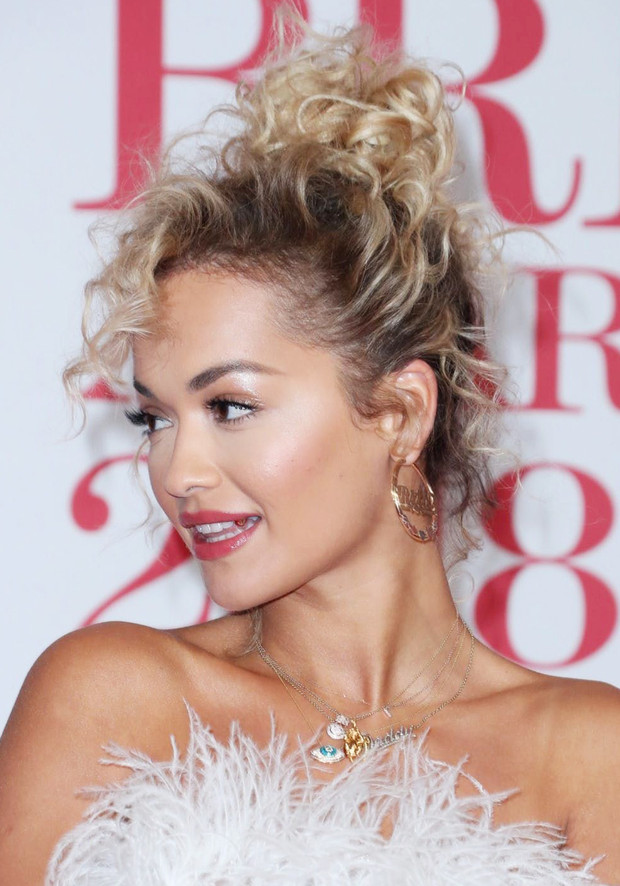 Peinados para chicas con rizos: Tendencias 2021 - HD Cosmetics